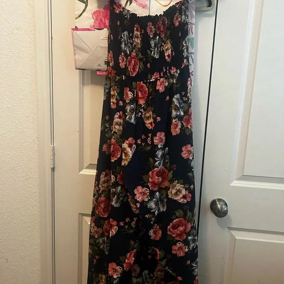 Floral Maxi Dresses - Blue and White - Picture 4 of 8